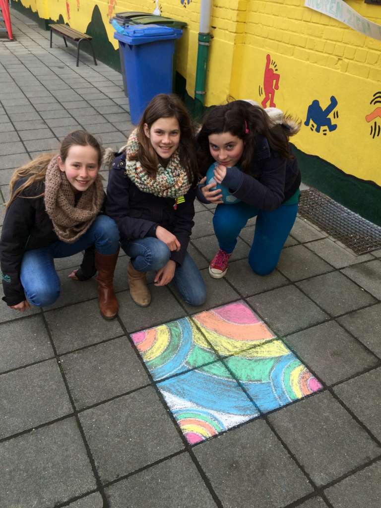 Foto bij 6C Wiskunde op de speelplaats