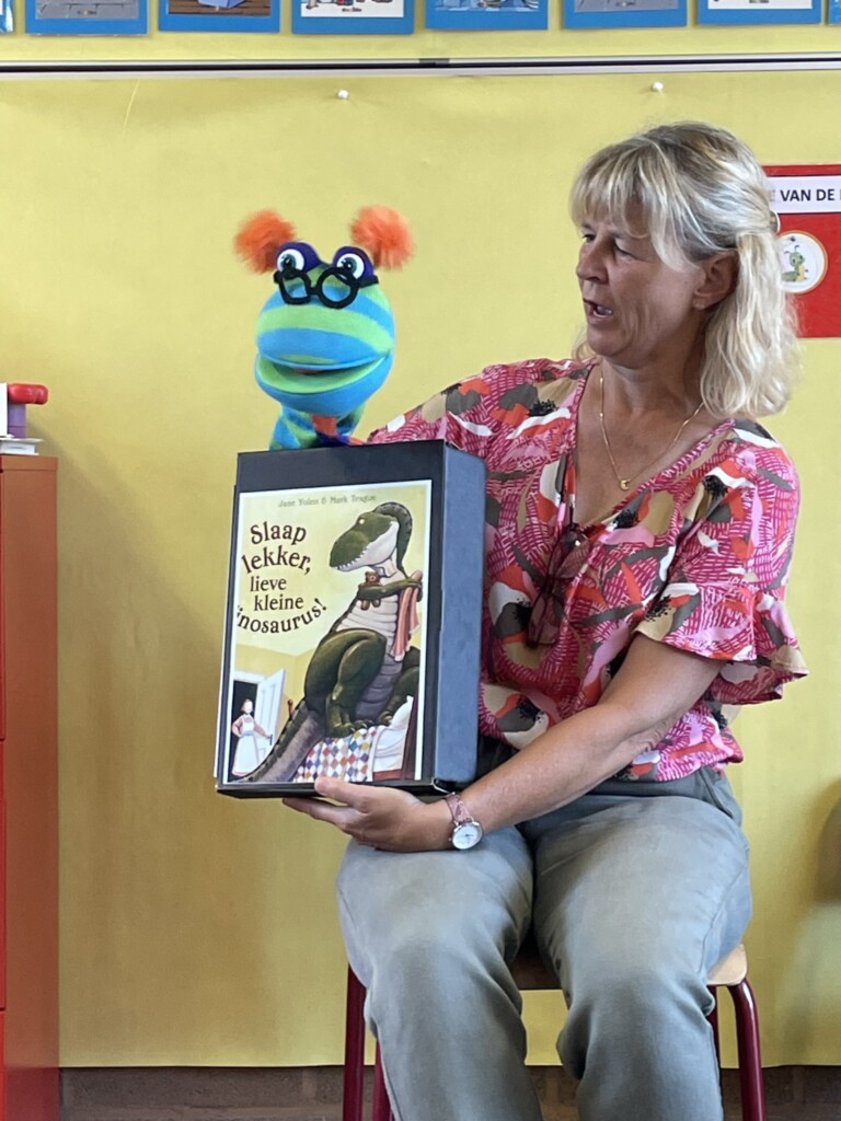 Foto bij 2KA Bezoek van Bjorn de boekenworm