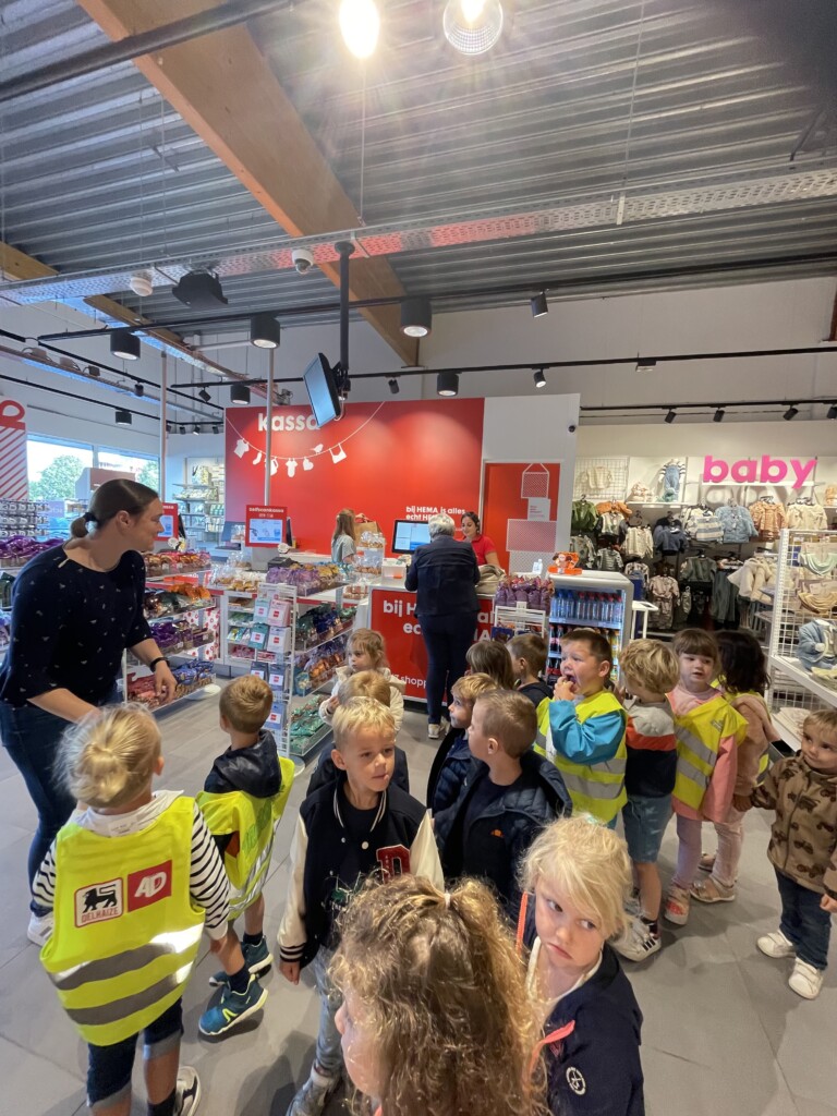 Foto bij 2KA Naar de winkel